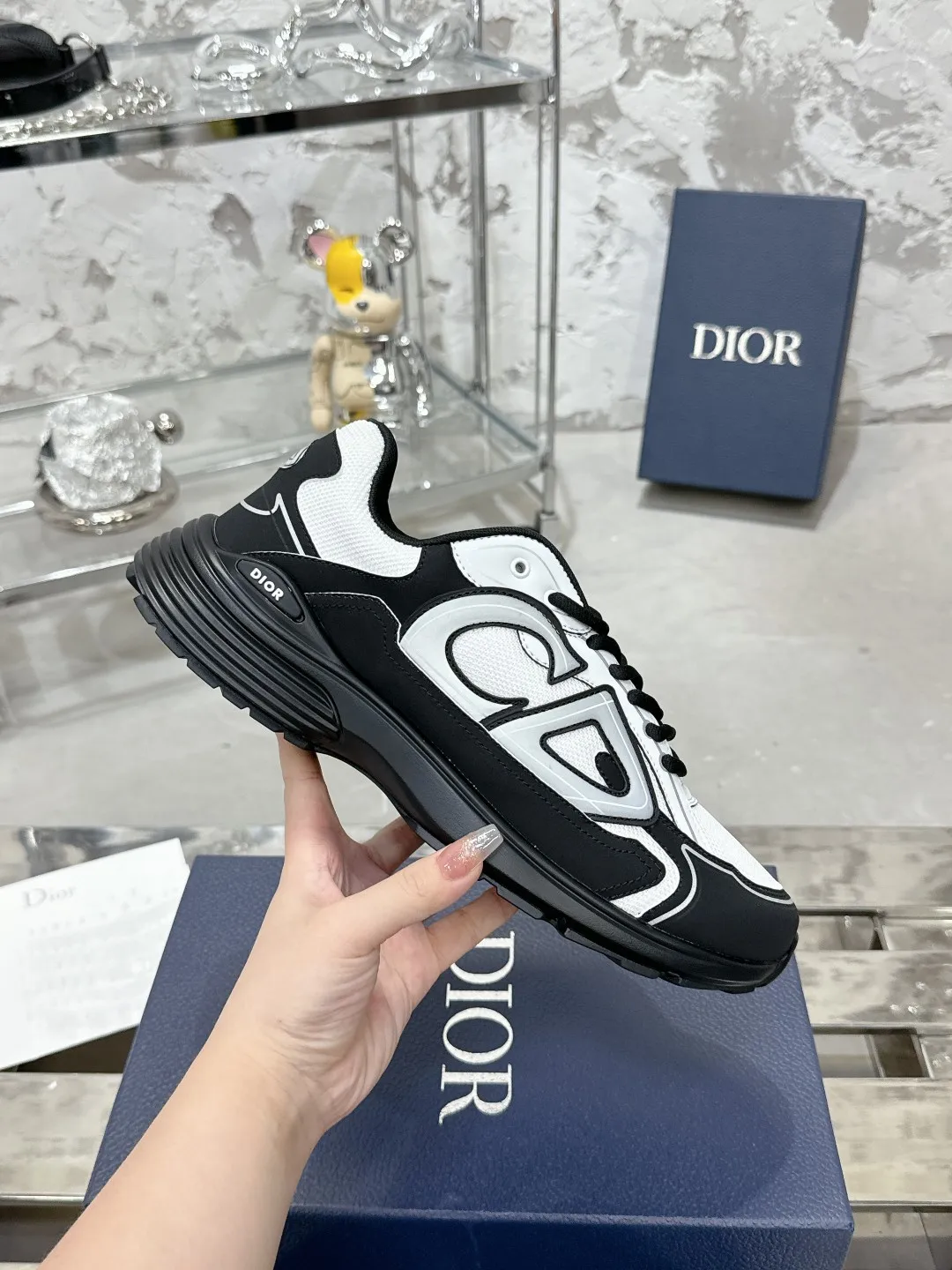 Men's men's shoes 💰600❤️❤️❤️High version Dior Dior's latest color matching B30 series reflective dad sneakers original 17380💰 purchased for development and production Brand new B30 sneakers Dad Shoes style shoes that follow the trend of the retro market The Dior logo on the tongue also indicates that this pair of shoes is the B30 model! B30 uses fine-textured leather and mesh cloth materials to form a shoe body. There are conspicuous letters CD on both sides of the shoe body to indicate identity. Many lines on the shoe body outline details to make the shoes look less monotonous and full of retro flavor. The delivery counter is exquisitely packaged🛍📦 ▪️Fabric: Original customized technical fabric + mesh ▪️Inner lining: Customized breathable lining ▪️Outsole: Original molded IP foam + TPU outsole ▪️Sole thickness: 3.5CM ▪️Size: Women’s size 35-40 / Men’s size 39-46